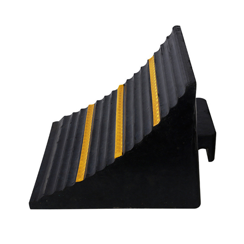 Bục chặn lùi xe tam giác chất liệu cao su