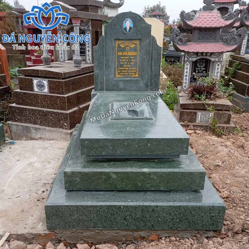 Mộ đá nguyên khối xanh rêu